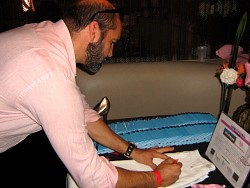 billy zane signing wizard jeans for charity.jpg